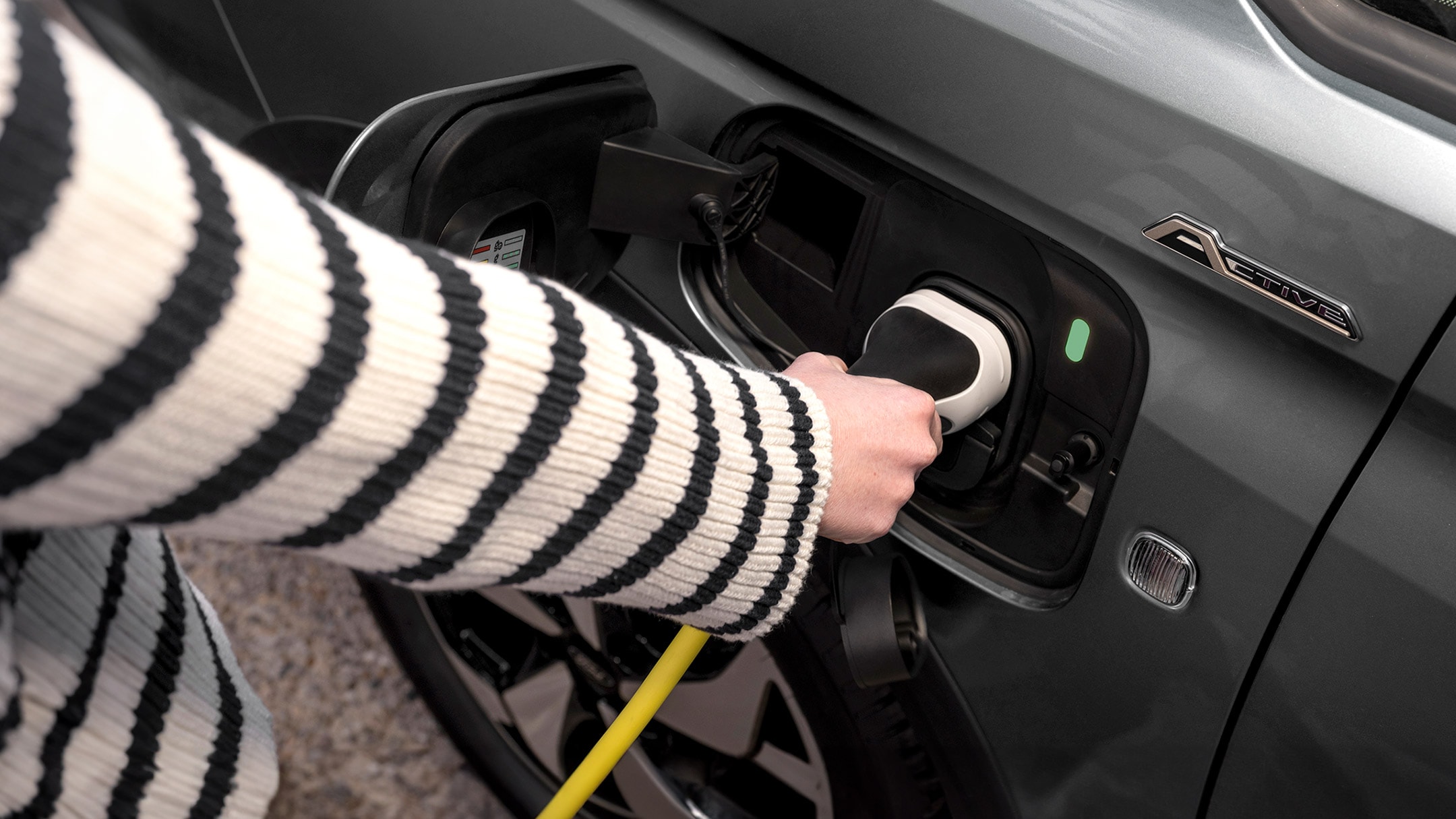 Cavo di ricarica collegato al Ford Transit Connect in Boundless Blue.