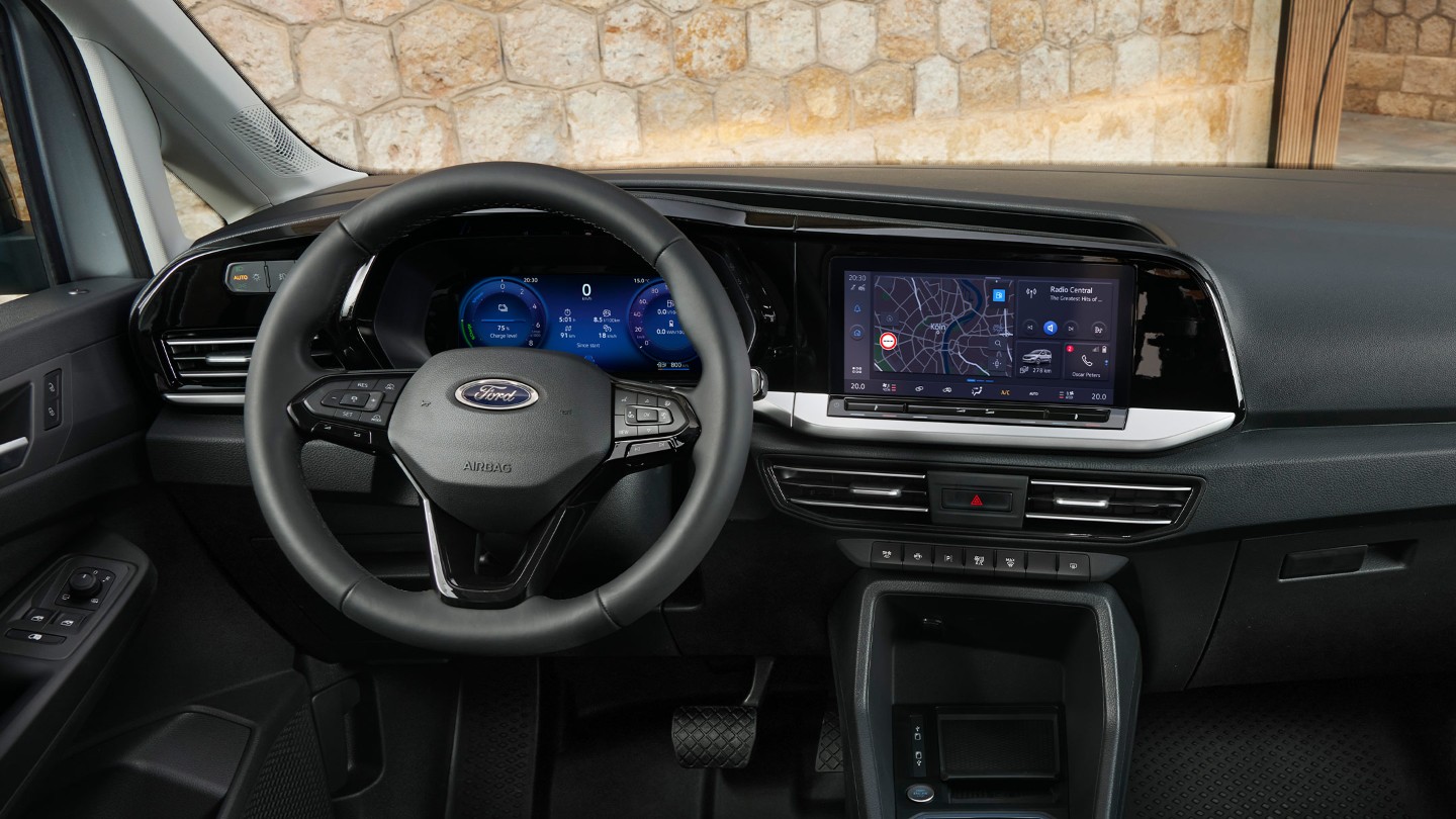 Gli interni del nuovo Ford Transit Connect con volante, quadro strumenti digitale e schermo touchscreen da 10" in evidenza.