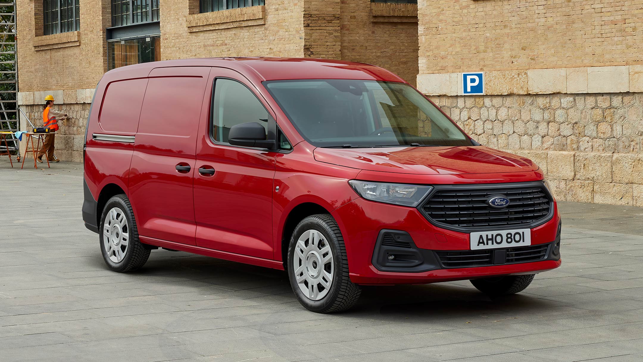 Nuovo Ford Transit Connect Trend in Maple Red con griglia anteriore e fari automatici in evidenza. 