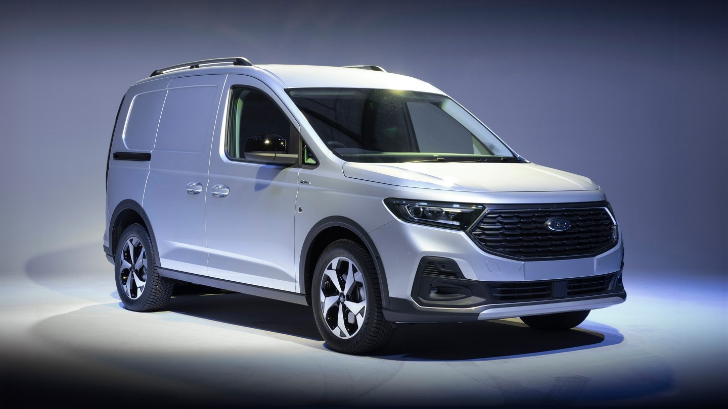 Nuovo Ford Transit Connect Active in Stardust Silver con paraurti in stile Active con griglia di protezione e fari a LED in evidenza. 