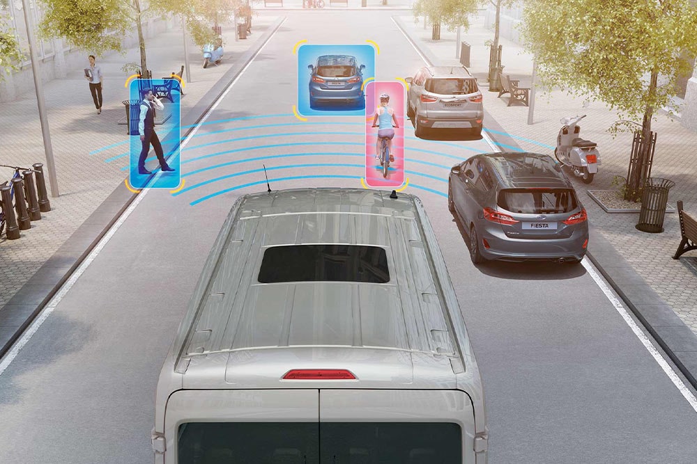 Furgone Ford Transit con funzionalità di sicurezza avanzate che rilevano pedoni e veicoli.