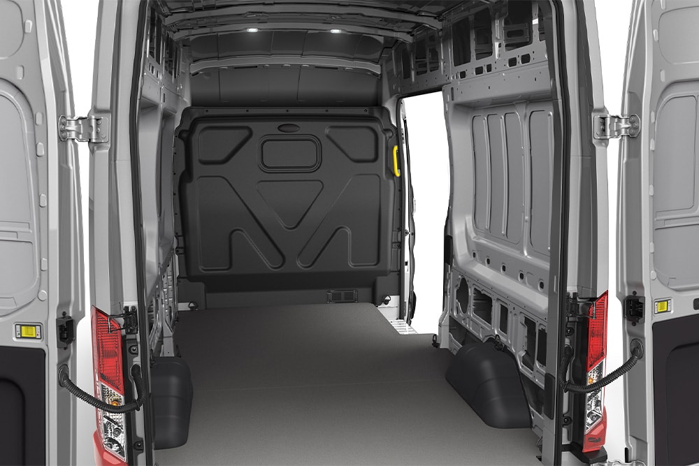 Vista interna di uno spazio di carico vuoto in un furgone Ford Transit.