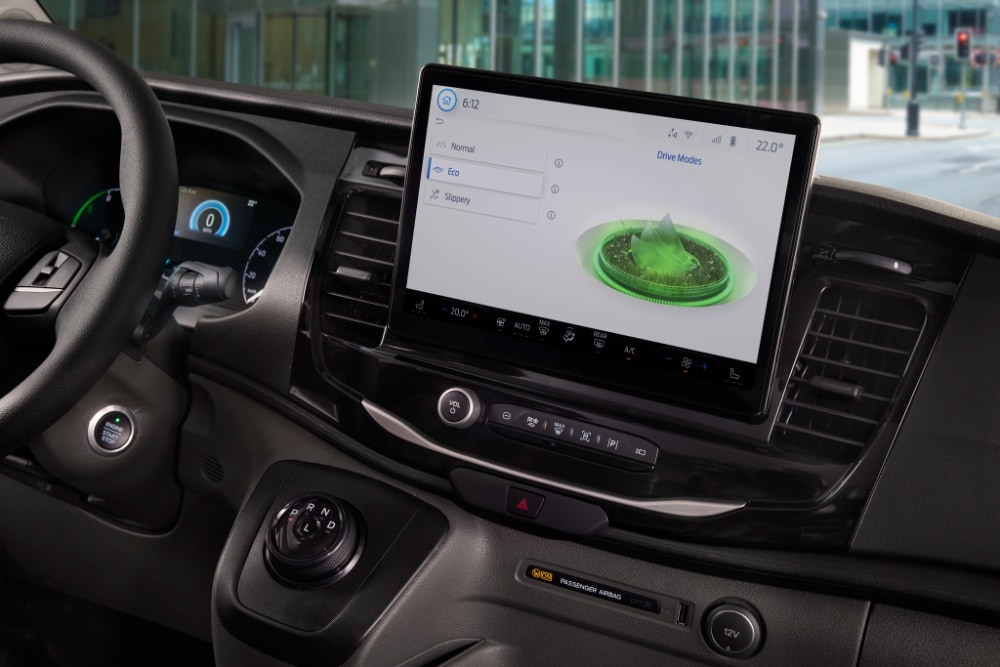 Cruscotto di un furgone Ford E-Transit con le modalità di guida mostrate sul touchscreen.