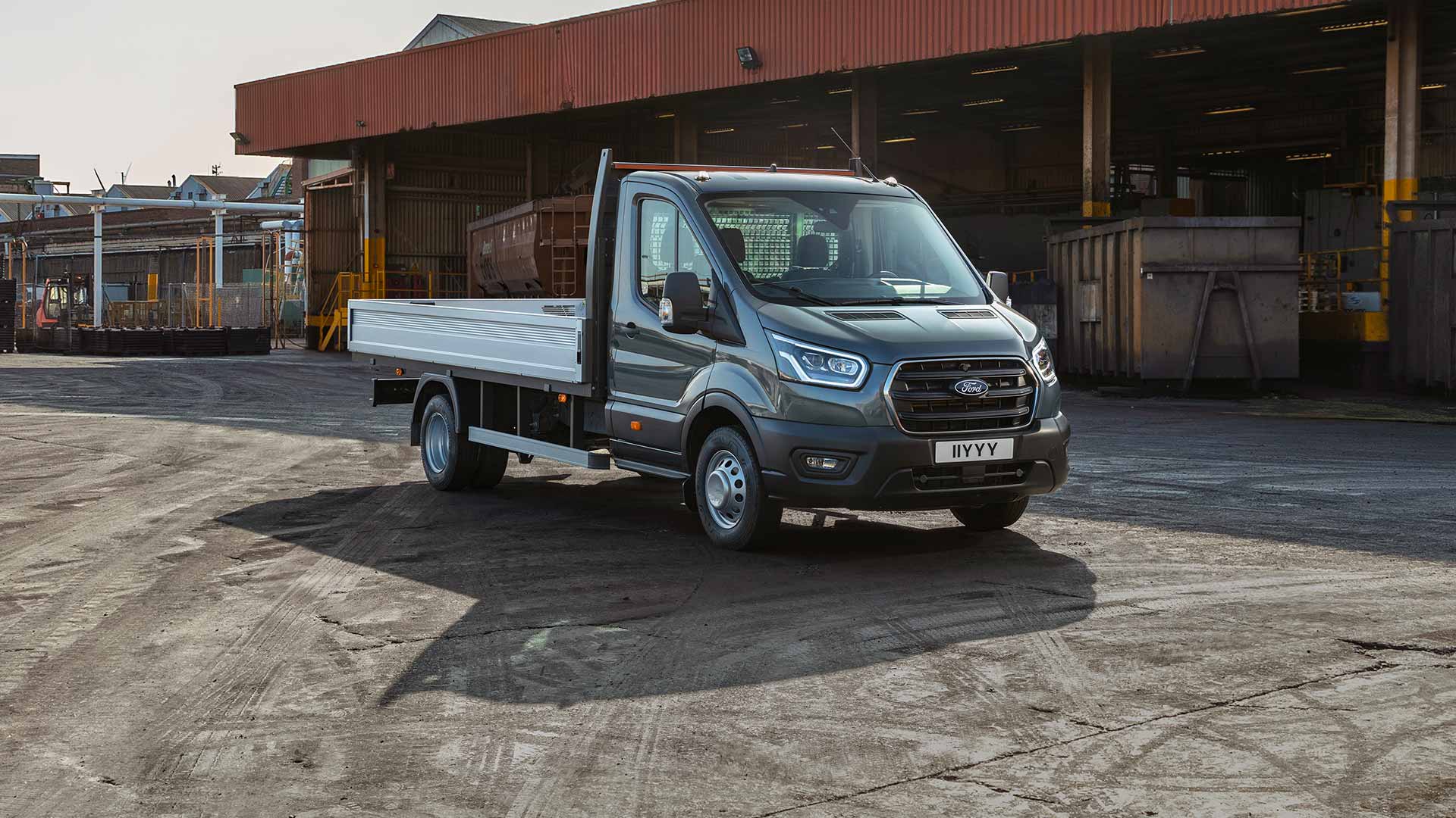 Ford Transit Chassis parcheggiato in una zona industriale. 