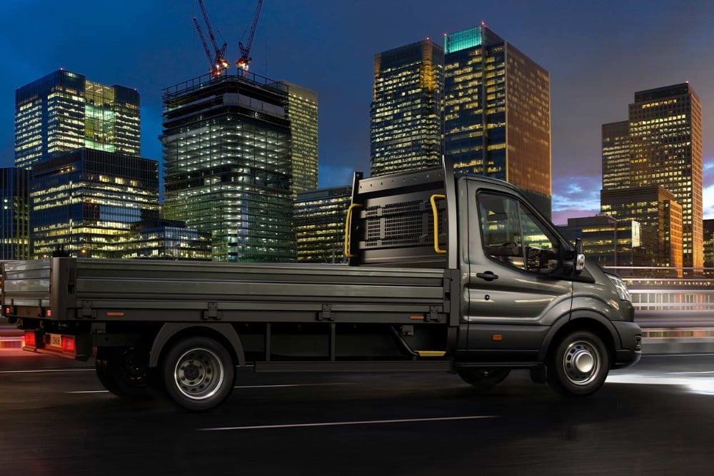 Ford Transit Chassis che percorre una strada cittadina di notte.