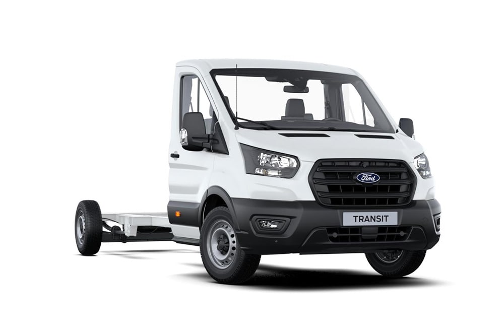 Furgone Ford Transit Chassis Skeletal bianco su sfondo bianco.