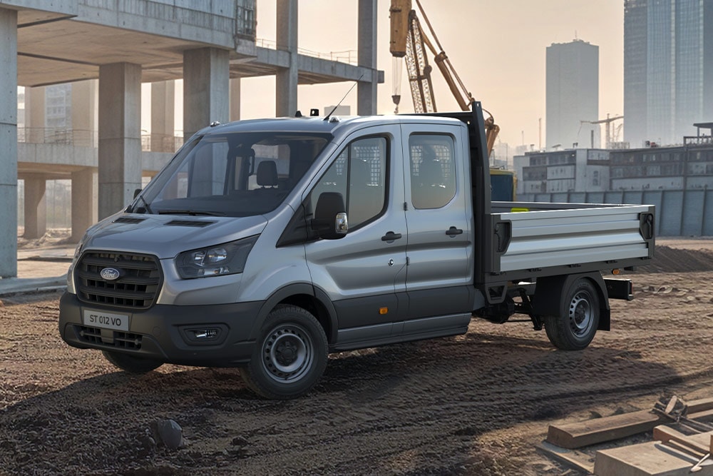 Ford Transit Chassis parcheggiato in una zona industriale. 