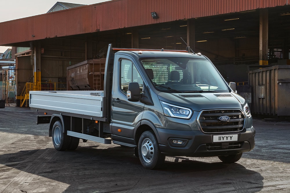 Ford Transit Chassis parcheggiato in una zona industriale. 
