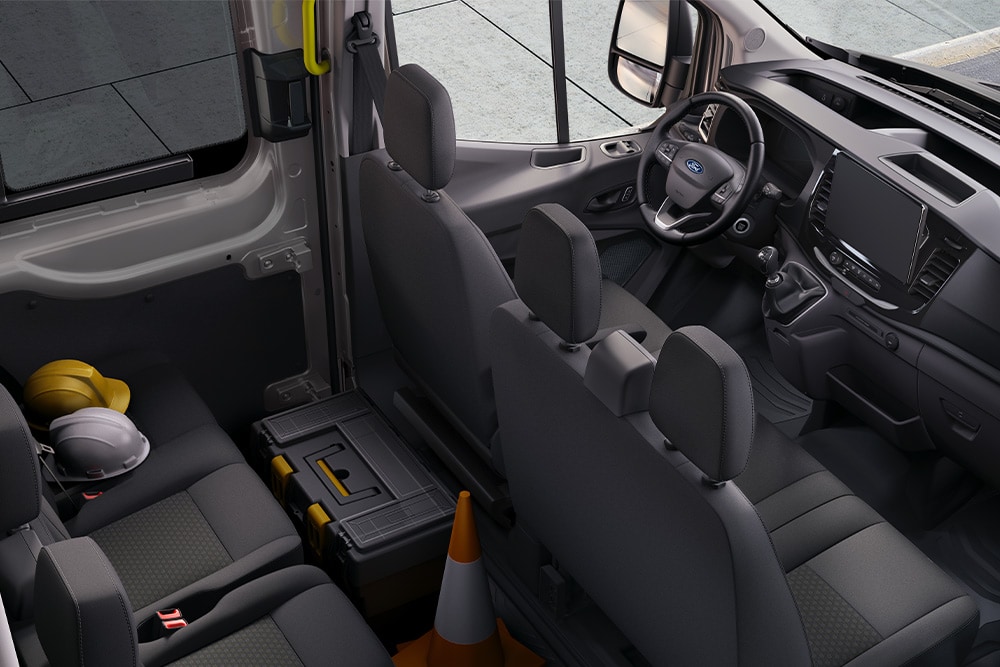 Interni di un Ford Transit a doppia cabina con due file di sedili.