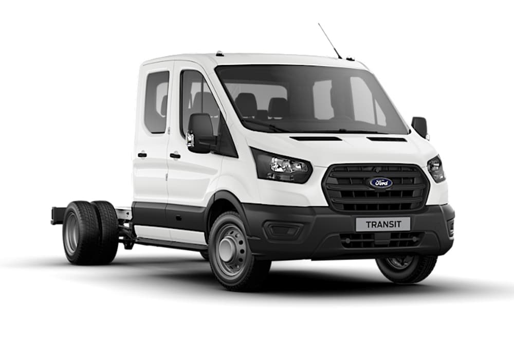 Furgone Ford Transit Chassis a doppia cabina bianco su sfondo bianco.