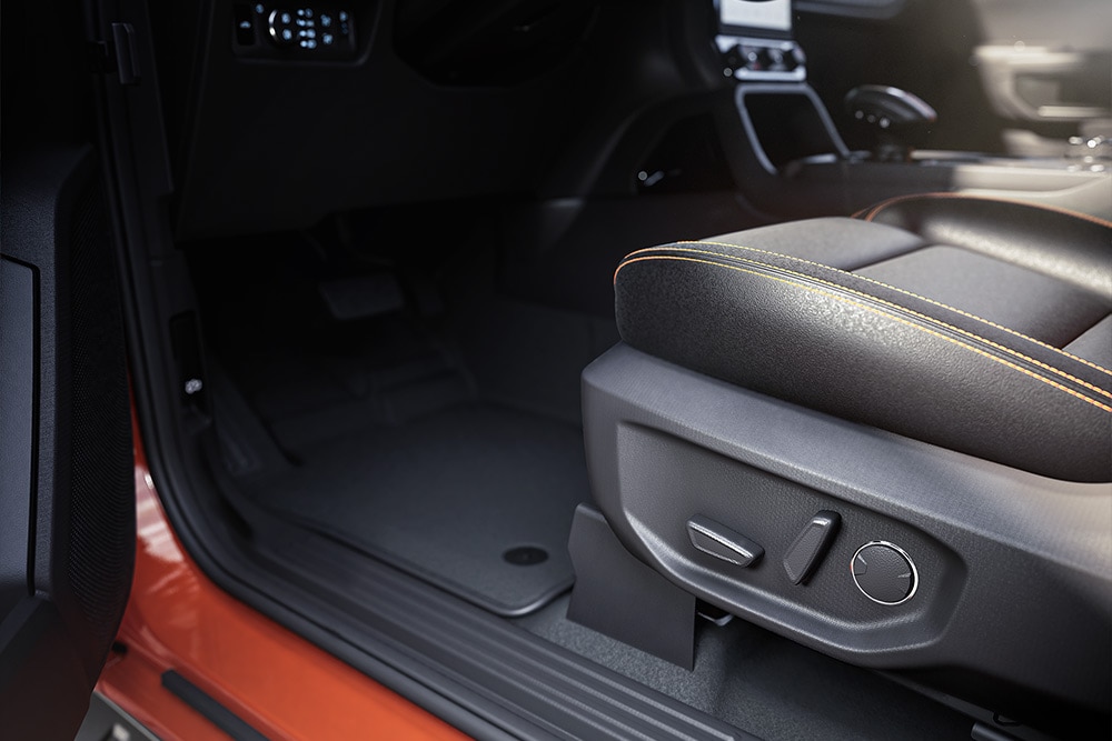 Primo piano dell'interno di un Ford Ranger con particolare attenzione sui sedili anteriori.