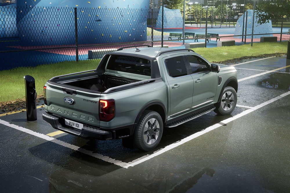 Ranger grigio parcheggiato accanto a un centro sportivo colorato.