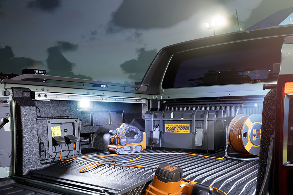 Primo piano del pianale del Ford Ranger PHEV che alimenta gli utensili e l'illuminazione con Pro Power OnBoard