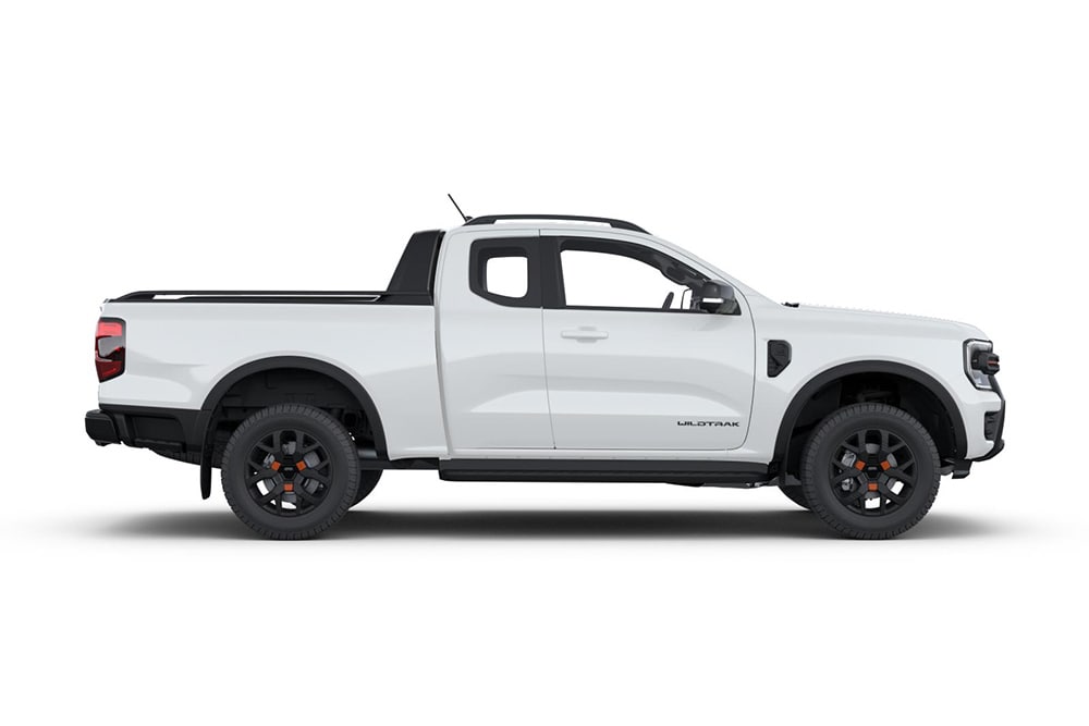 Vista laterale di un pick-up Ford Ranger Super Cab bianco.