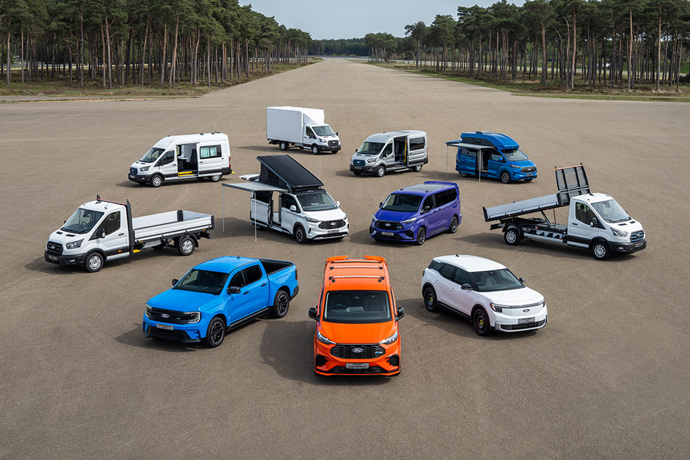 Una varietà di veicoli commerciali Ford parcheggiati su una pista di guida.