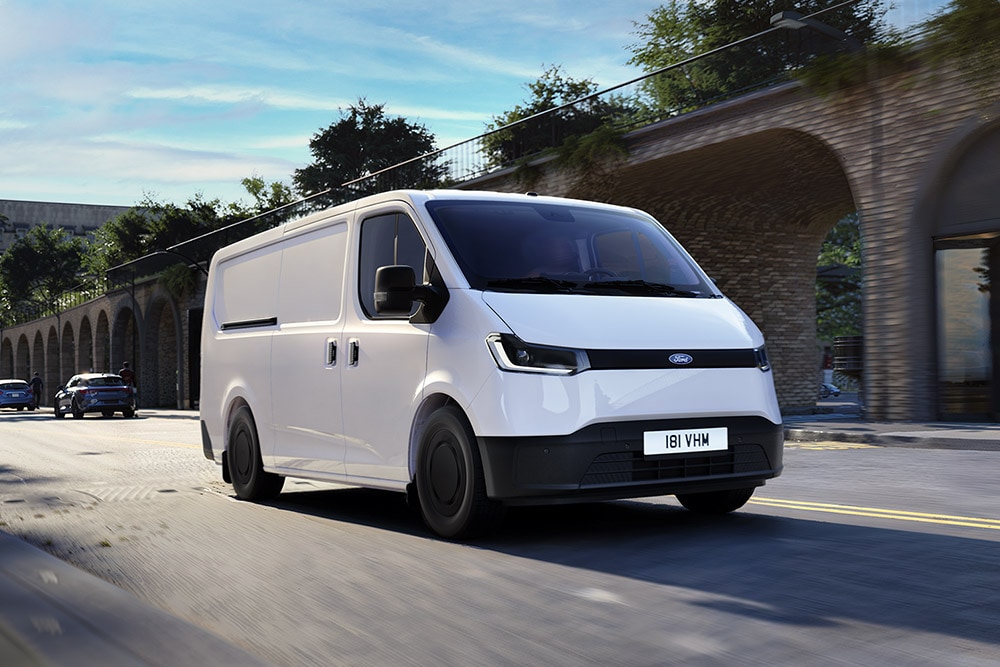 Furgone Ford Transit City® L1H1 bianco percorre una strada cittadina.
