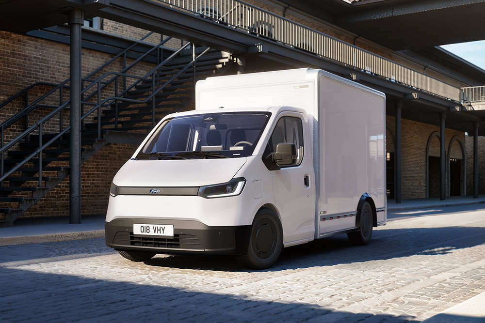 Furgone Ford Transit City® Chassis Cab bianco parcheggiato di fronte a un edificio in mattoni.