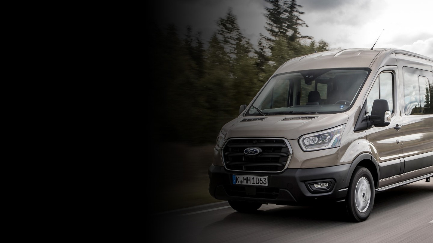 Ford Transit doppia Cabina guida su strada rurale