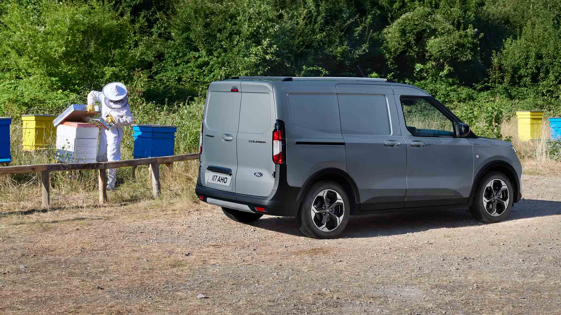 Apicoltore al lavoro accanto a un nuovo Ford Transit Courier