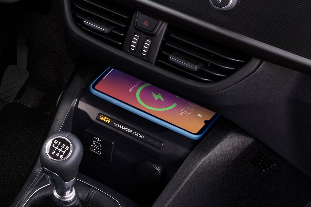 Ricarica wireless di un telefono nel Nuovo Ford Transit Courier