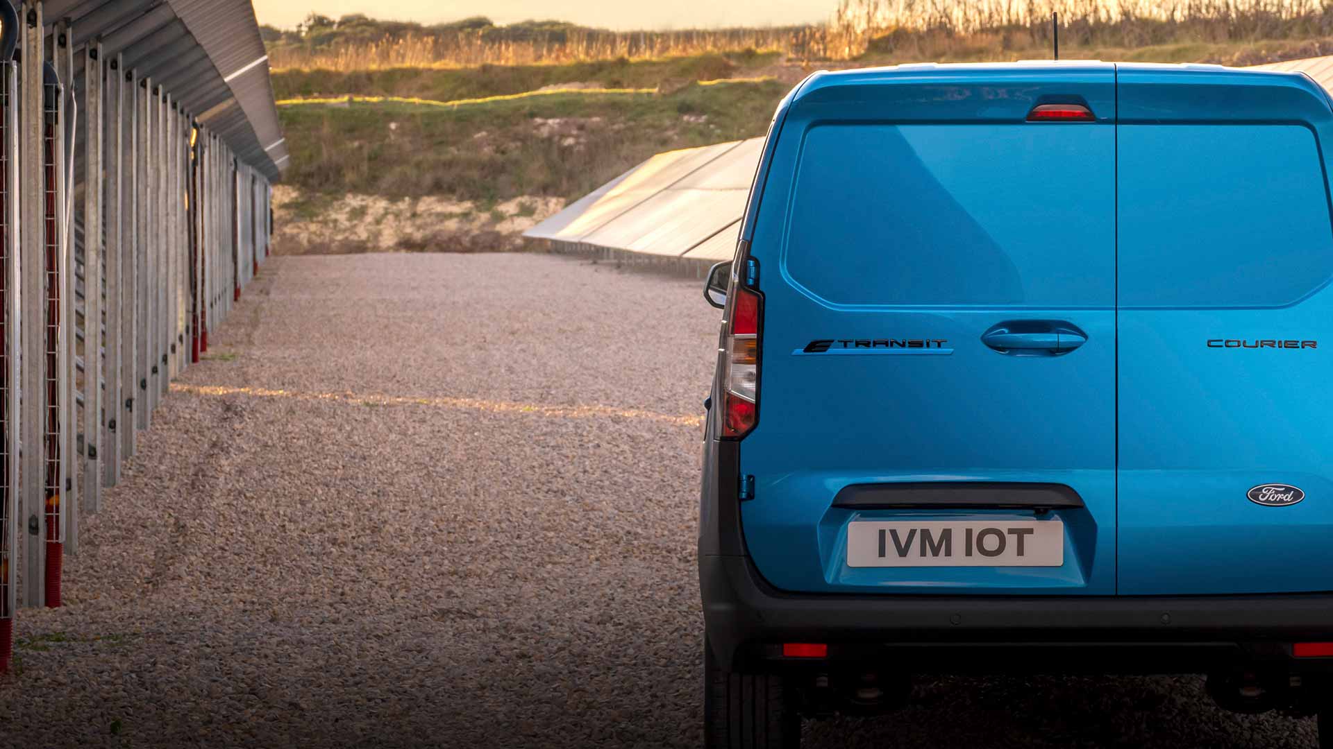 Ford E-Transit Courier Vista posteriore blu