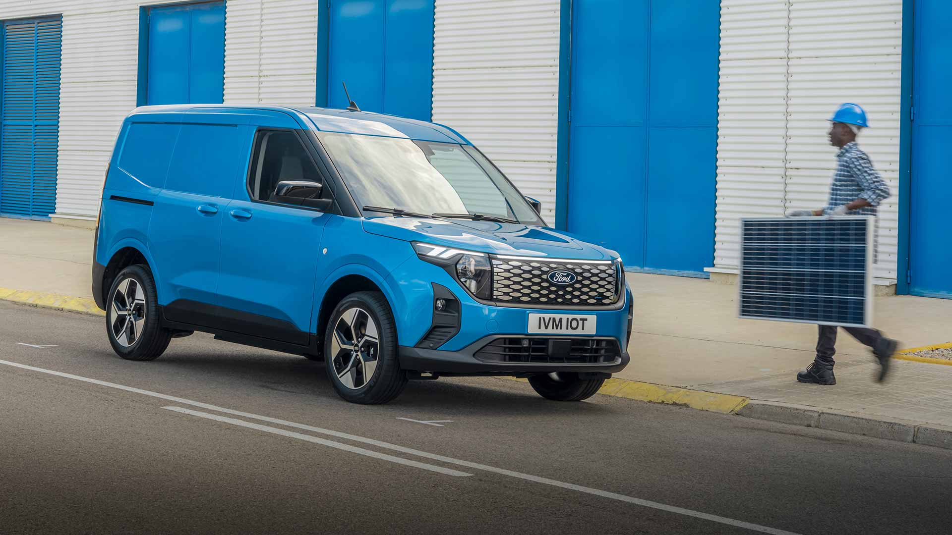 Ford E-Transit Courier Vista anteriore destra 3/4 Blu