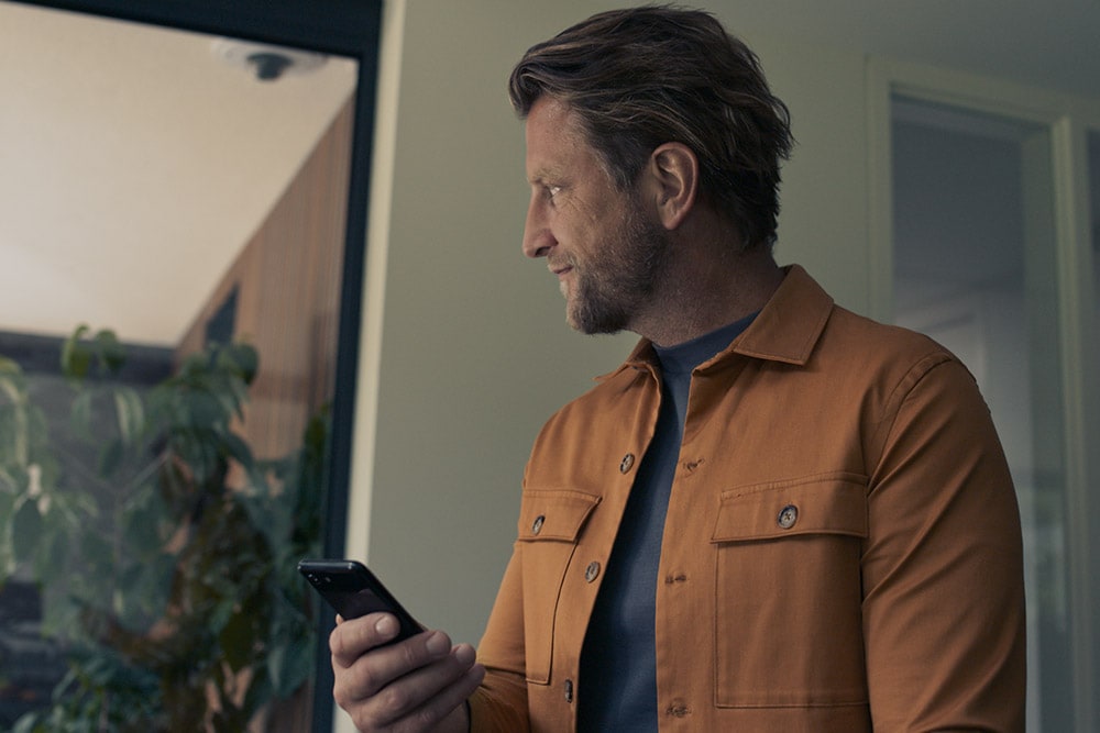 Cliente Ford che utilizza un dispositivo mobile