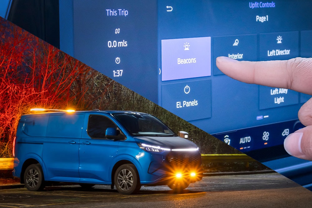 Un furgone Ford Transit Custom blu di notte con lampeggianti ambra e uno schermo digitale che mostra i controlli di allestimento.