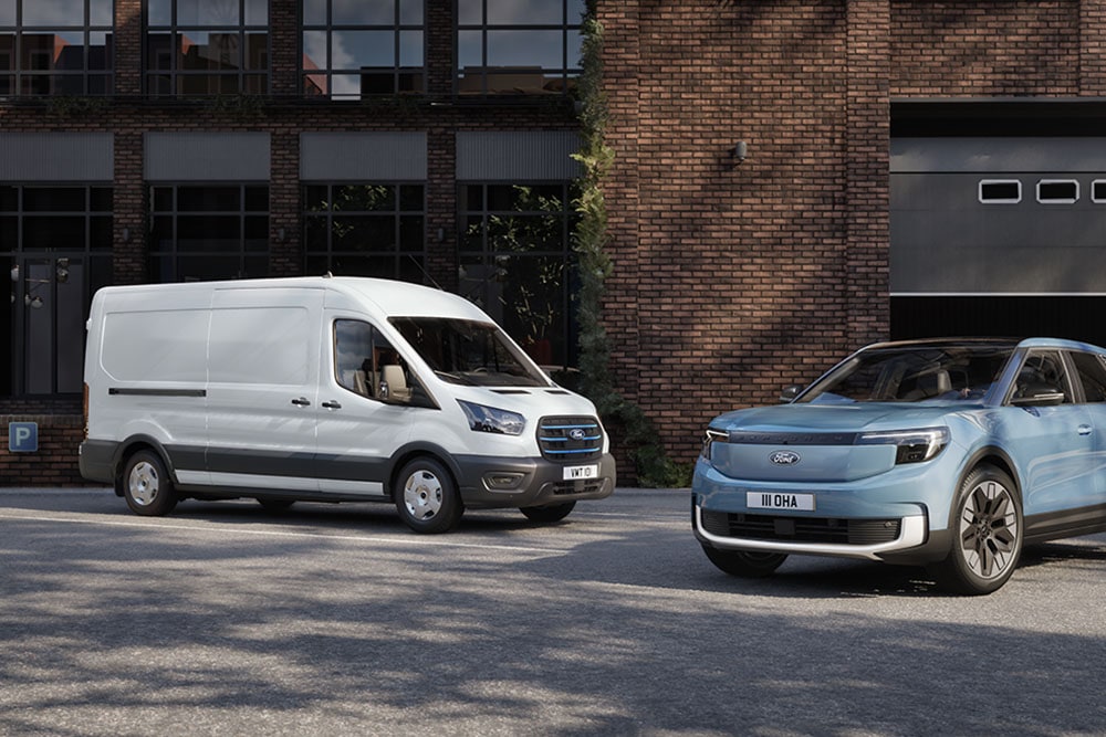 Due veicoli aziendali Ford: un furgone bianco e un Ford Explorer azzurro.