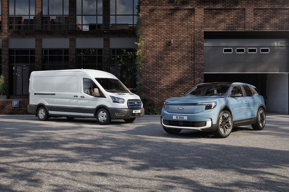 Due veicoli aziendali Ford: un furgone bianco e un Ford Explorer azzurro.