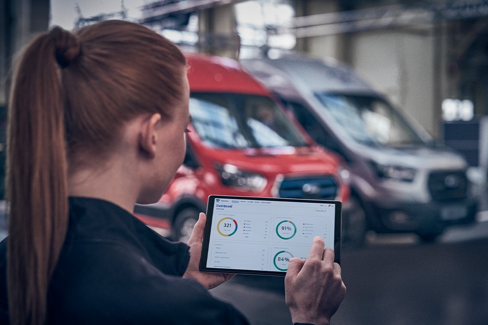Primo piano di una persona che utilizza un tablet per rivedere i dati su Ford Telematics Essentials.