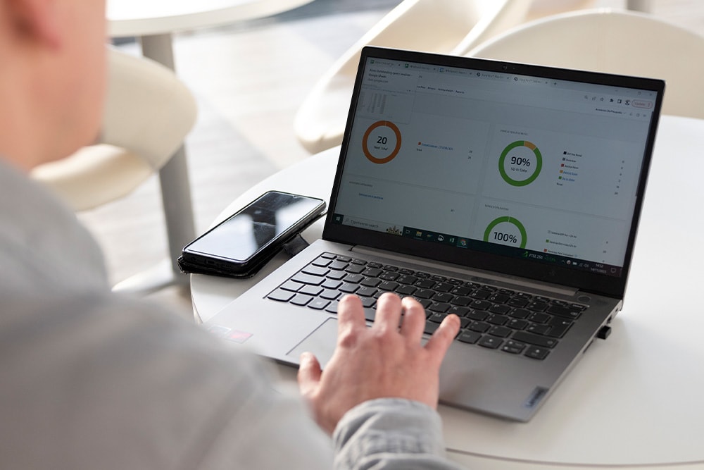 Un gestore di flotte che controlla la telematica Ford sul suo laptop.