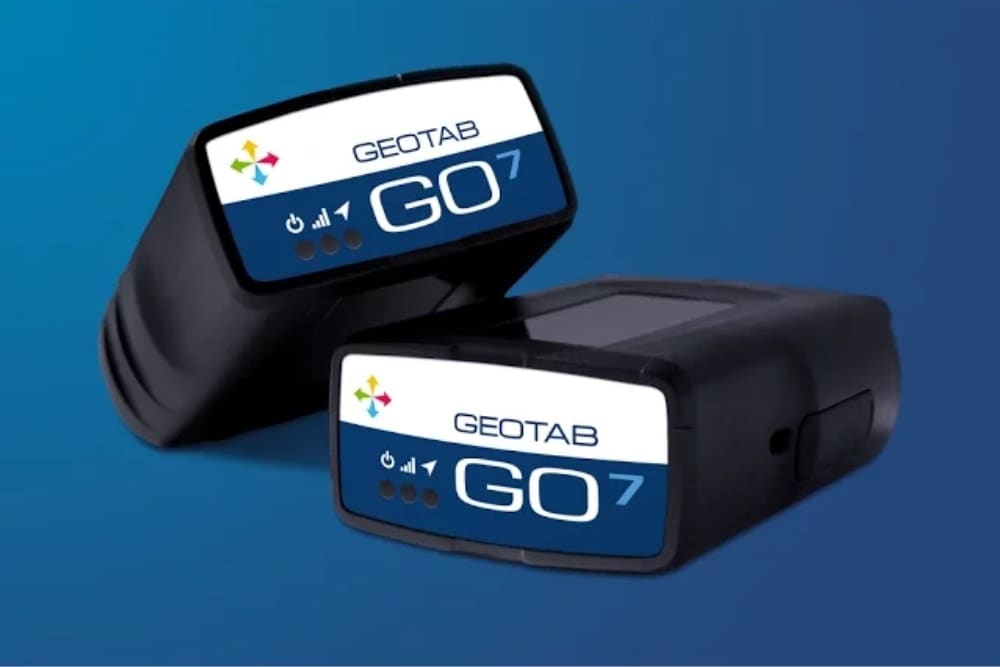 Primo piano di due dispositivi di localizzazione GPS per flotte Geotab GO 7.