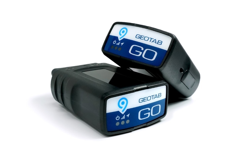 Primo piano di due dispositivi di localizzazione GPS per flotte Geotab GO 9.