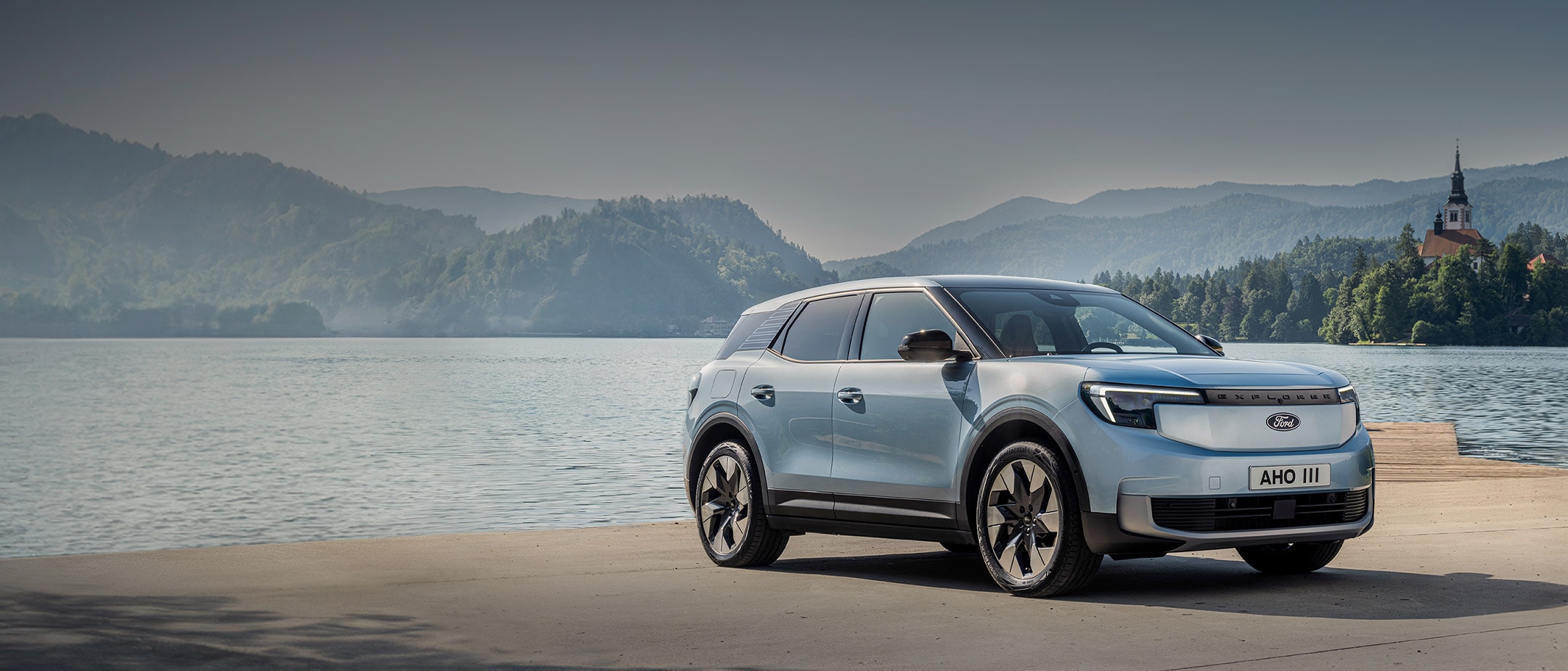 Nuovo Ford Explorer davanti ad un lago