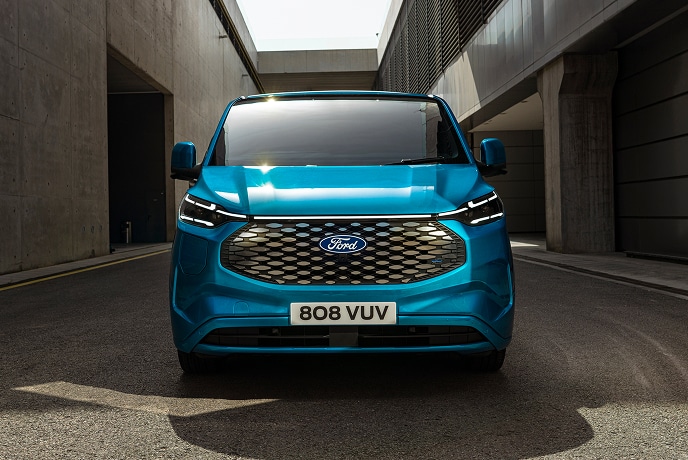 Vista frontale di un furgone Ford E-Transit Custom elettrico blu.