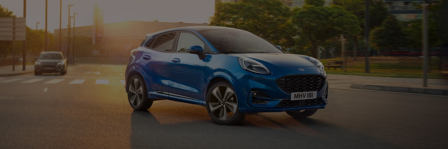 Ford Puma in movimento in città al tramonto