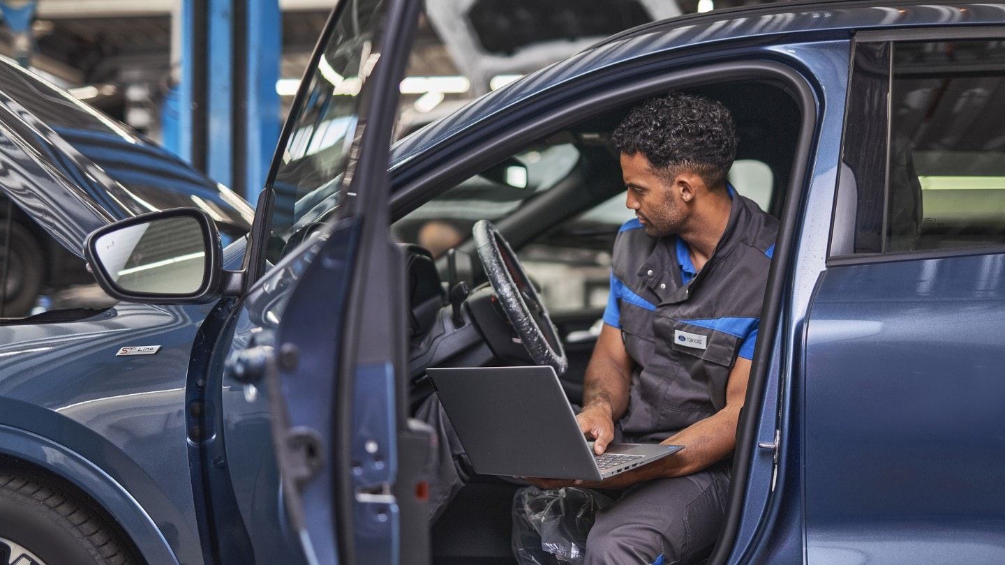 Uomo al cellulare in un veicolo Ford