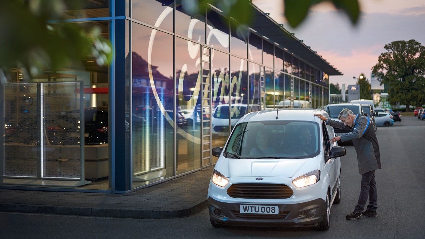 Furgone Ford all'esterno dello showroom