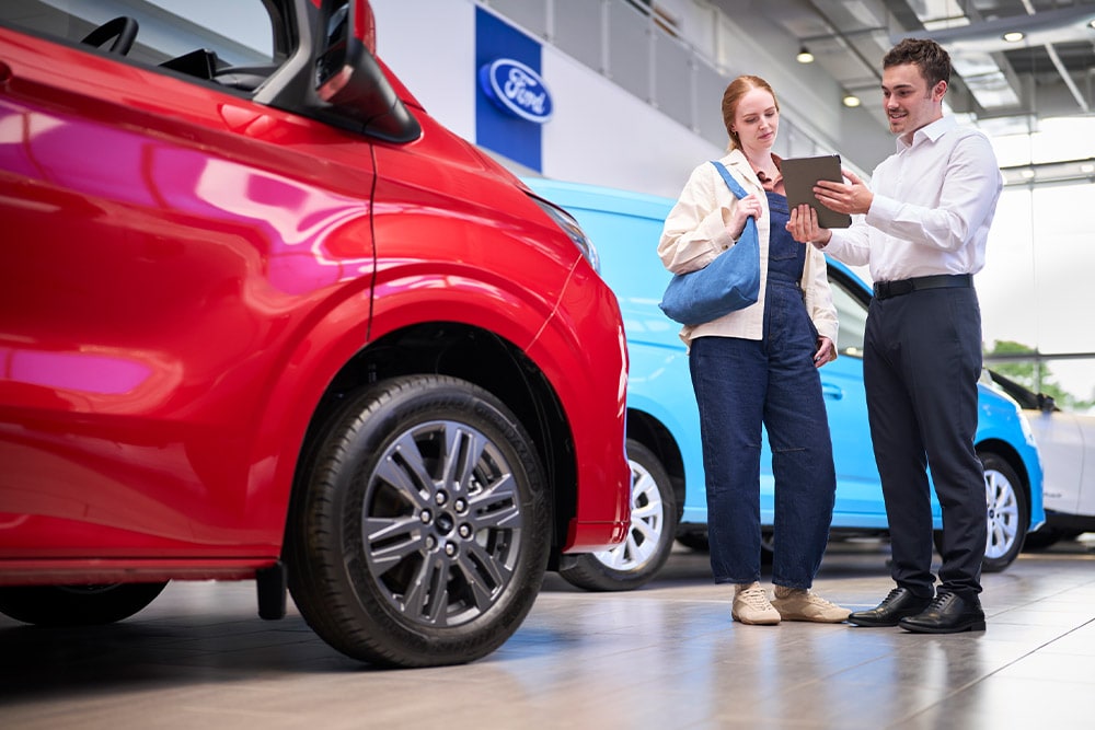 Furgone Ford all'esterno dello showroom