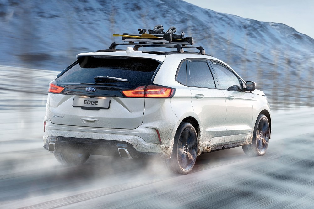 Ford Edge bianca che viaggia su strade ghiacciate